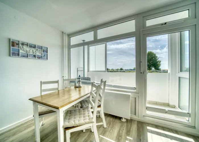 - Haus D, App 0deg01 *